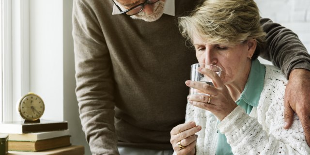 Gutanje velikih tableta ili kapsula može da bude veoma opasno za starije osobe